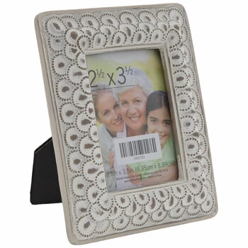 Brand new โ๏ธ Beige & White Scallop Frame - 2 1/2" X 3 1/2" ๐ 3 Brand new โ๏ธ Beige & White Scallop Frame - 2 1/2" X 3 1/2" ๐